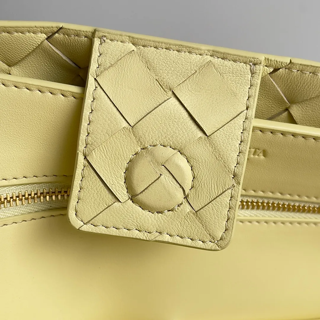 The 2023 new Andiamo batch of 2260 BV has been shipped‼ ️Really popular🔥The new Andiamo woven handbag launched by Bottega Veneta this season is really popular all over the world! ! Celebrities at home and abroad have worn it, and Oscar-winning actress Michelle Yeoh has taken it out on the street. Song Jia, Trai Yara, Yu Feihong, Sanji Ayaka, Rosie Hunting-Whiteley, Yoshioka Riho, etc. have all picked up this bag. It is classic and versatile, showing off its temperament, and the bag capacity is also large, which is very convenient for daily commuting! ! A variety of carrying methods, the shoulder straps can be adjusted by yourself, the original lambskin feels soft and delicate, and the unisex style breaks the gender boundaries and brings a more practical and long-lasting use experience. Andiamo, which has both elegant and casual styles, perfectly interprets the true appearance of "fashionable old money style". Style number: 743572 Size: 32*24*12